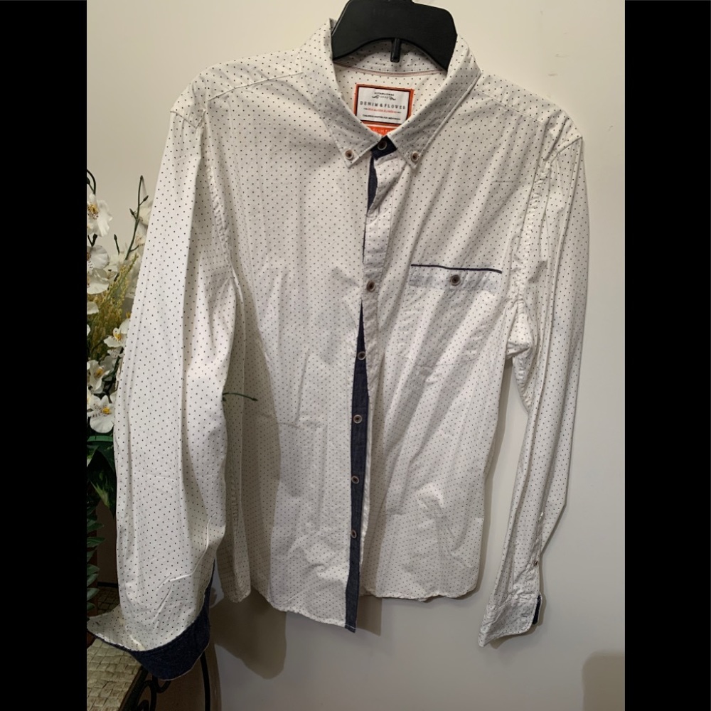 🍒 Men’s white button down long sleeve shirt